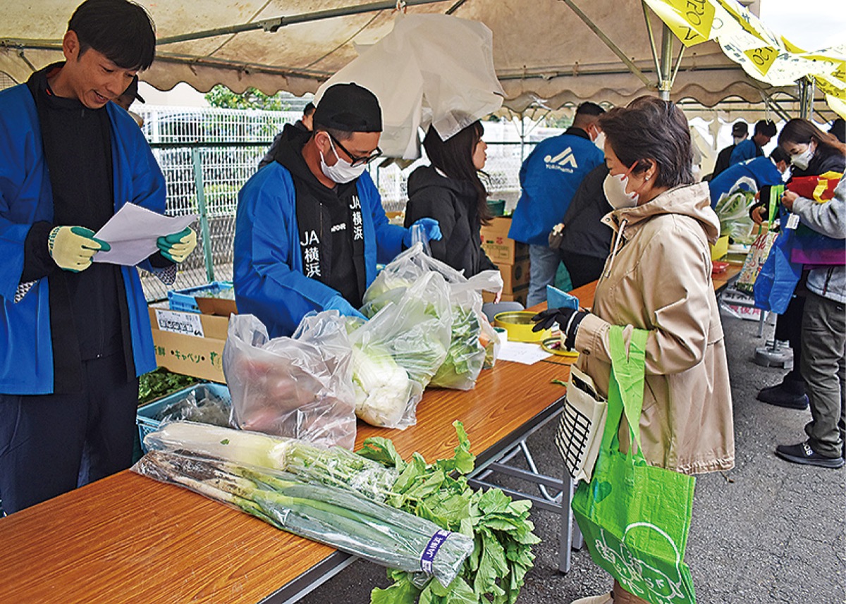 野菜販売に大行列