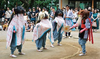 多くの来場者の前で舞を披露