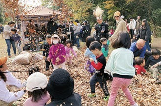 落ち葉プールで遊ぶ子どもたち＝提供