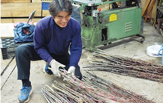 出荷作業中の吉田さん