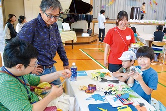 リクエストに応える大薗さん（左）