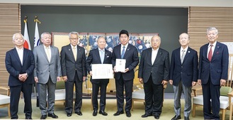 川崎市全町内会連合会の幹部と市長