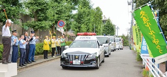 杉田会長の号令で出発する車両