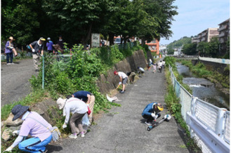 清掃活動する地域住民