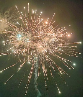 夜空に花火が打ち上げられた