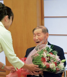 花束を受け取る田邉さん