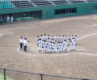 試合後、整列する川崎愛児園の子どもたち(手前)