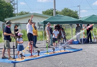 空気圧を利用してロケットを飛ばす参加者