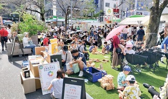 賑わう駅前道路会場（昨年）