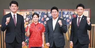 (左から)金子監督、澤田選手、福田市長、中西ＧＭ