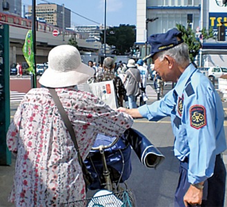 自転車マナーアップ指導員の巡回の様子（川崎市提供）