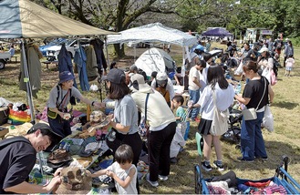 多くの人で賑わう会場