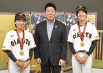 福田市長に優勝を報告した清水さん(右)©読売巨人軍