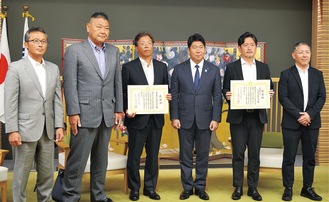 感謝状を手にする山根会長（右から2人目）、矢島社長（同4人目）、関係者ら