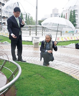 芝生の感触を確認する假屋崎さん（右）と福田市長