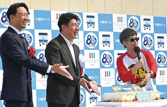 80周年のお祝いケーキを披露したバイク川崎バイクさん（右）、福田市長、青木市議会議長