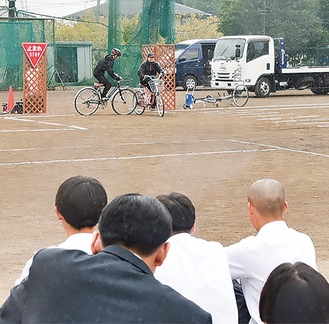 生徒の目の前で事故再現が行われた