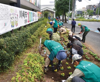 花壇で花上を行う参加者