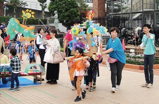 会場を練り歩く手作りの子ども神輿