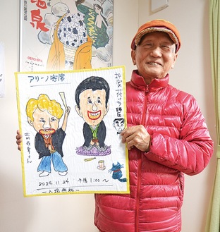 自作ポスターを手にする塩田さん