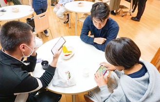 カフェでくつろぐ川崎高校の生徒たち（手前２人）