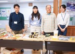 食糧支援の準備を終えたカフェのスタッフと鈴木さん（右から２人目）