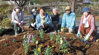 平瀬川沿いを花で彩り