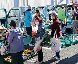 品定めをする来場者