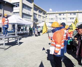 校庭に集合した住民ら