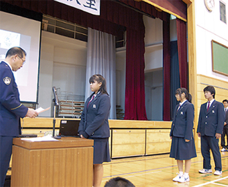 花家署長から表彰される生徒