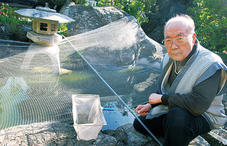 ネットを張り野鳥避け対策を行う宮田さん