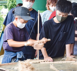 協力して火起こしに挑戦