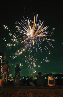 回を重ねるごとに数を増やし今年は約150発を打ち上げ予定（写真は前回の様子）