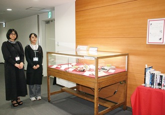 来館を呼び掛ける県立川崎図書館のスタッフ