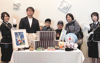 来館450万人目を達成した森山翔太さん（左から３番目）と家族＝同館提供