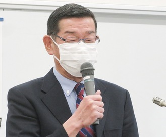 参加者の前で挨拶する鈴木哲朗・前区長