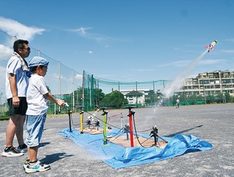 自作のロケットを飛ばす参加者