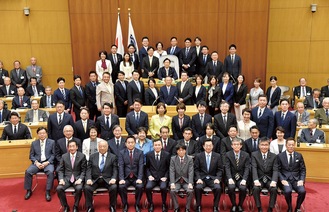 記念写真に納まる議員ら