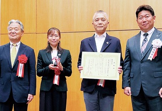 バケツの加工を行った平宮健美さん(福田市長隣り)と新江ノ島水族館飼育部の島森麻衣さん(左から２人目)