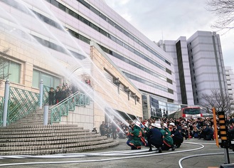 大勢の区民が見守る中、一斉放水