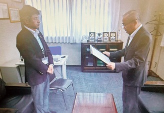 田口さん（左）と鈴木警察署長