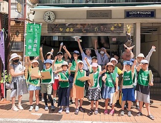 商店街インタビューに昨年参加した児童たち