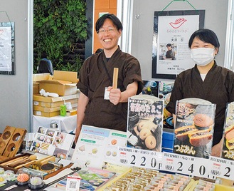 和菓子職人の大澤さん（左）ら