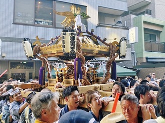 昨年４年ぶりに再開したパレードでの神輿渡御