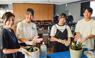 実際に光ったライトを見せる生徒たち