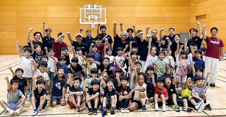 小針選手らと参加した子どもたち