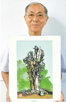 作品を手にする青木さん（写真は過去・本紙取材時）