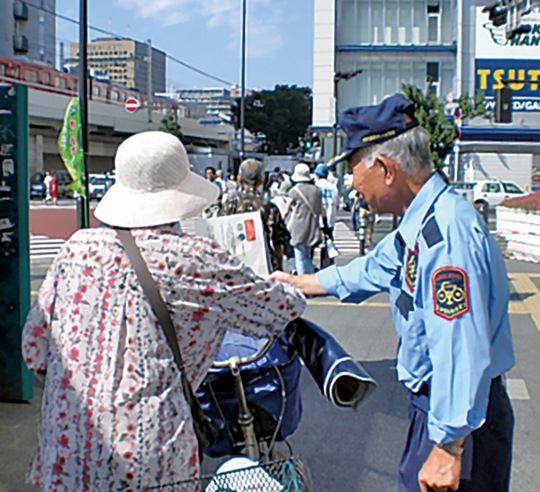 自転車マナーアップ指導員の巡回の様子（川崎市提供）