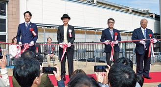 テープカットを行う五十嵐さん（左から２人目）ら