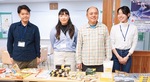 食糧支援の準備を終えたカフェのスタッフと鈴木さん（右から２人目）